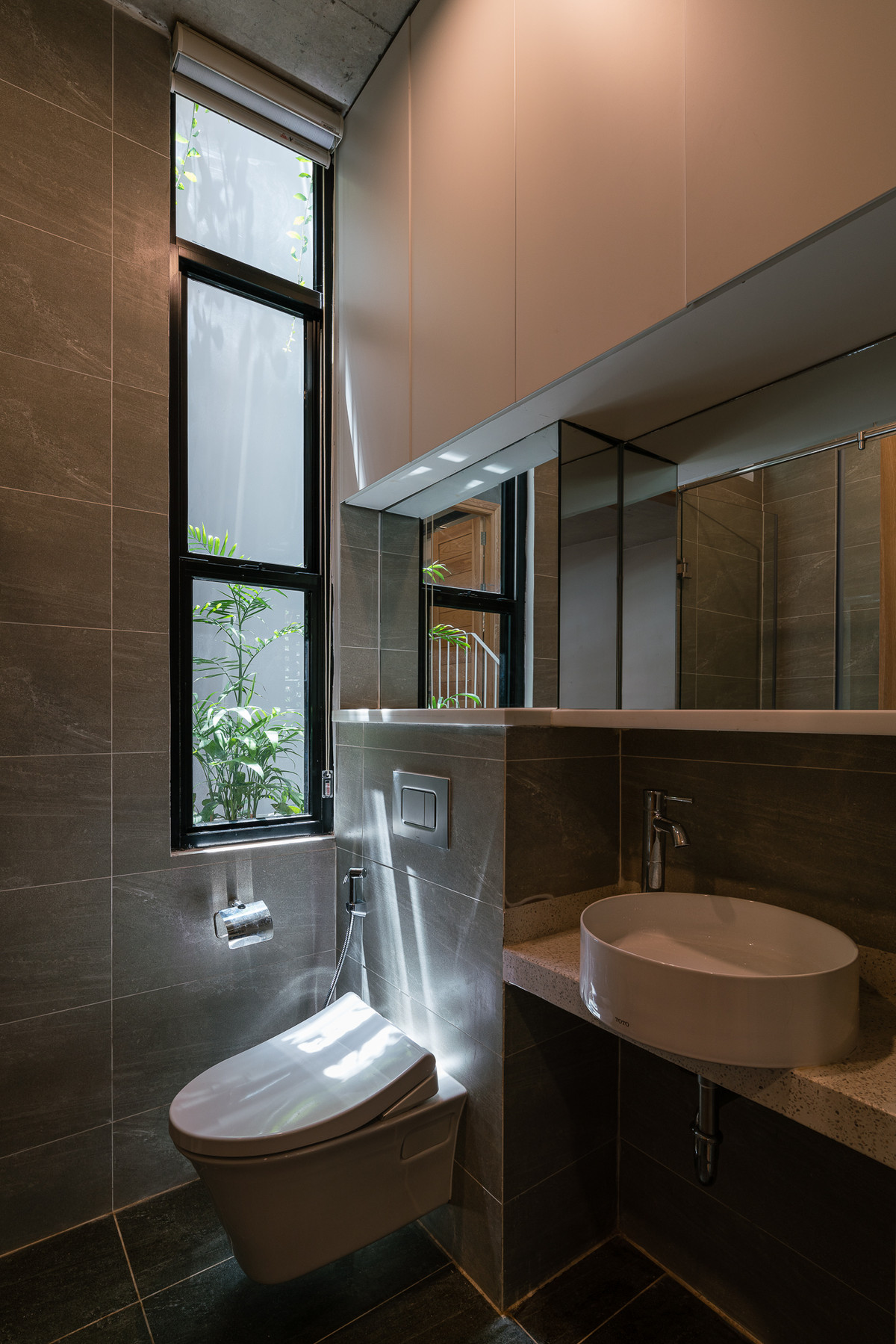 Thậm chí, phòng tắm cũng có thể đón được ánh nắng. Nguồn ảnh: Quang Dam.