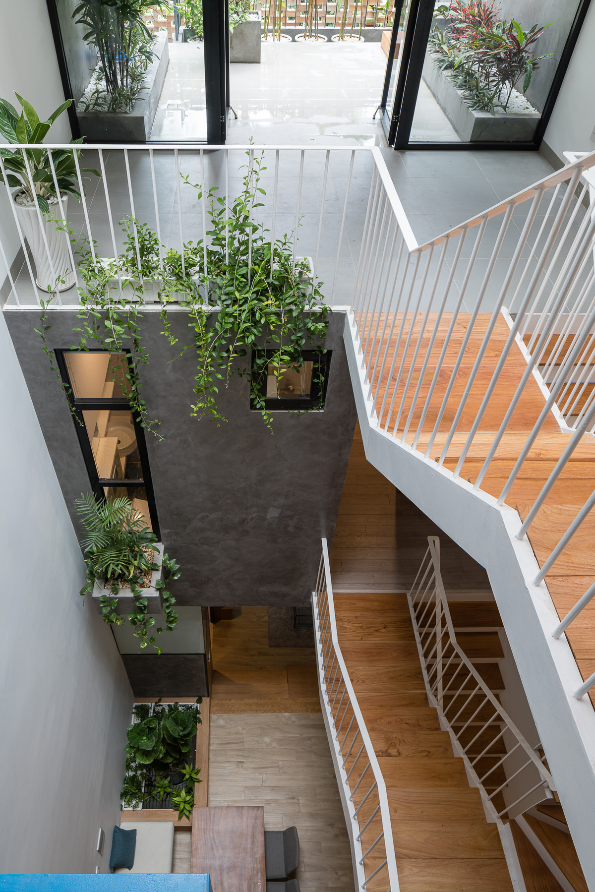 Khoảng thông tầng lớn giữa nhà không chỉ giúp không gian bên trong sáng và thoáng mà còn tăng sự tương tác liên kết giữa các thành viên trong gia đình.