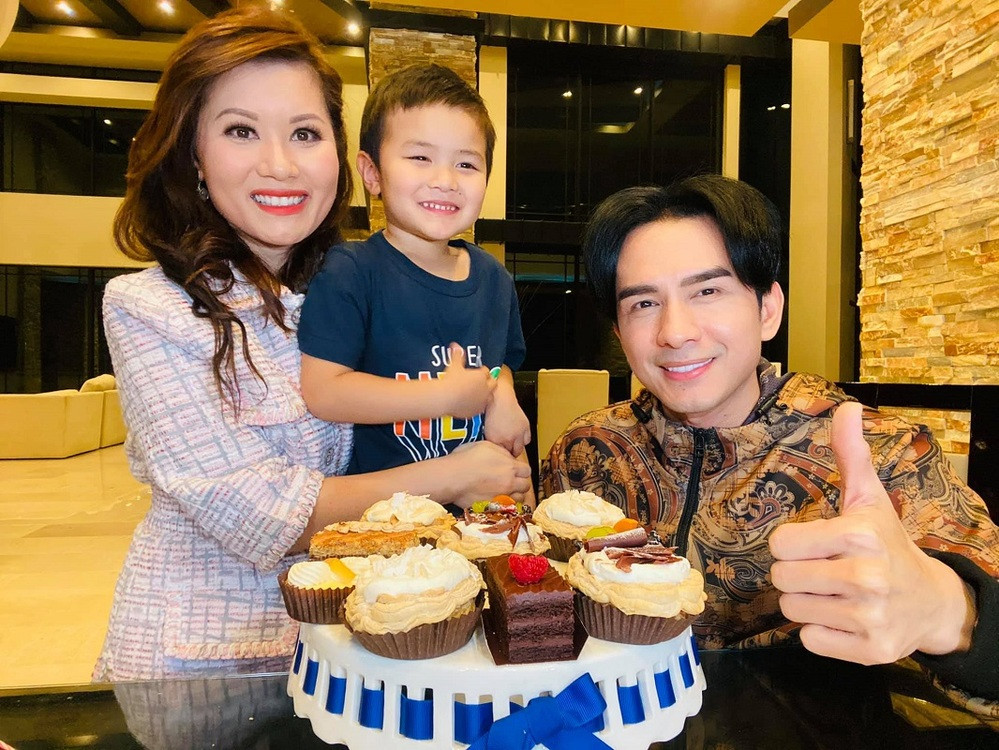 Tại tiệc sinh nhật lần thứ 45 của Đan Trường, nam ca sĩ khoe món quà đầu tiên do con trai tặng là chiếc iPhone 12 cao cấp nhất vừa được phát hành. Nam ca sĩ cho biết, số tiền hoàn toàn đến từ kênh YouTube riêng của cậu con trai. Ảnh: FBNV.