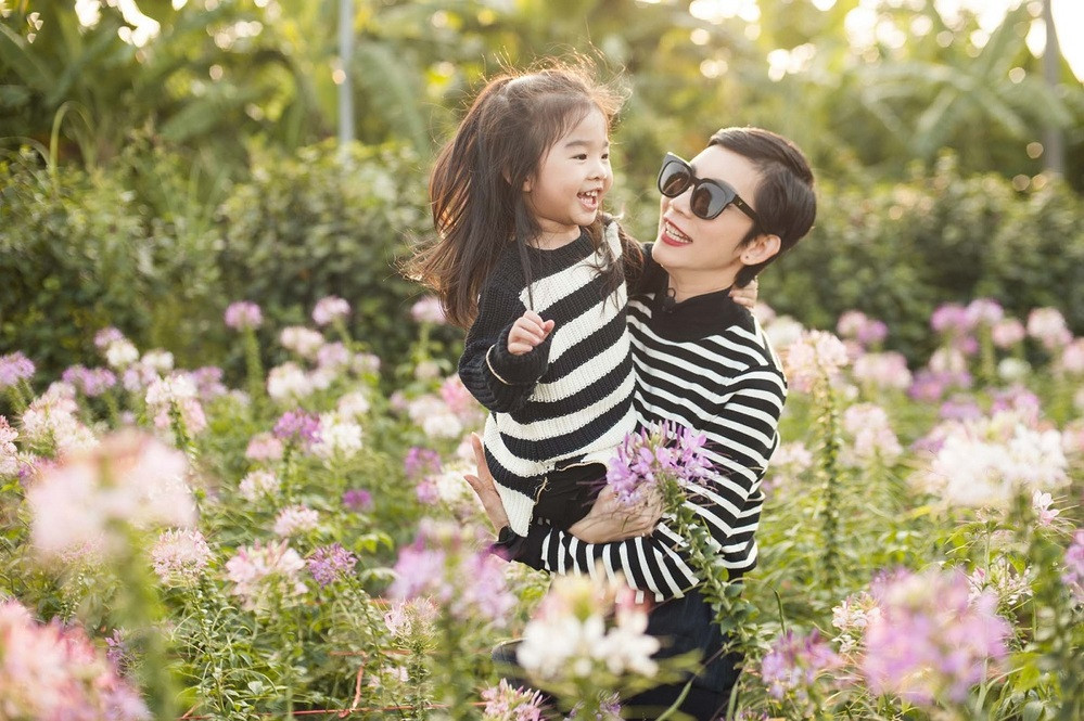 Bé Thỏ - con gái siêu mẫu Xuân Lan cũng có khả năng giúp mẹ kiếm được khoản tiền không nhỏ từ khi 8 tháng tuổi khi NTK Đỗ Mạnh Cường đã ngỏ lời để bé Thỏ trở thành đại diện hình ảnh cho dòng sản phẩm cao cấp của mình. Ảnh: Vietnamnet