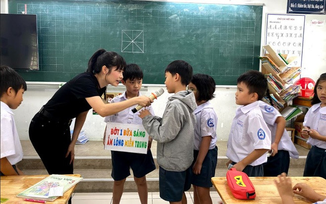 Nhận được gợi ý từ mẹ, bé Ken (con trai Đăng Khôi - Thủy Anh) đã kêu gọi bạn bè cùng lớp chung tay giúp đỡ đồng bào miền Trung bằng cách tự mình làm thùng gây quỹ, đính kèm câu slogan thân thương “Bớt 1 bữa sáng, ấm lòng miền Trung”. Ảnh: Zing.