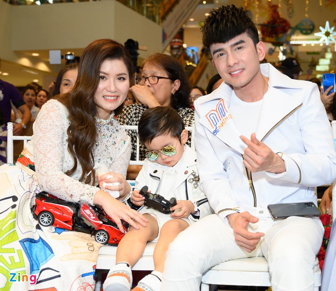 Bé Thiên Từ - con trai Đan Trường chưa đầy 4 tuổi những đã co khả năng kiếm tiền nhờ kênh YouTube riêng bố mẹ lập cho. Ảnh: Zing.