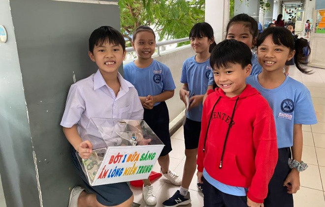 Khi cả nước đồng lòng hướng về miền Trung, không chỉ các sao Việt mà con trai Đăng Khôi - Thủy Anh cũng cống hiến sức lực góp phần khắc phục hậu quả do bão lũ gây nên. Ảnh: Zing.