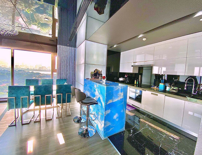 Toàn bộ căn nhà đều được decor theo tông màu xanh yêu thích của Claret Giang Lê mang lại cảm giác trẻ trung, nhã nhặn.