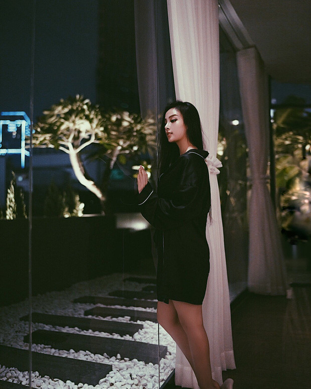 Cơ ngơi "chị đẹp" Huyền Baby có giá ước tính lên đến 5 triệu đô, tức hơn 114 tỷ đồng. Ngôi nhà nằm tại đường Nam Kỳ Khởi Nghĩa, quận 1 - một vị trí đắc địa ngay giữa trung tâm và rất gần với khu tàu điện ngầm đang xây.