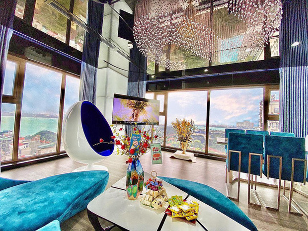 Rich kid Claret Giang Lê sống trong ngôi nhà với view cực đỉnh cùng nội thất đắt đỏ.