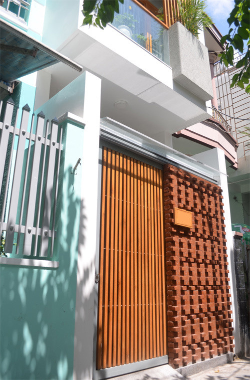 Mặt tiền sử dụng chất liệu gạch vừa mang nét cổ xưa; vừa mang đến thẩm mỹ hiện đại và tinh tế. Ảnh: Xaynhasaigon.