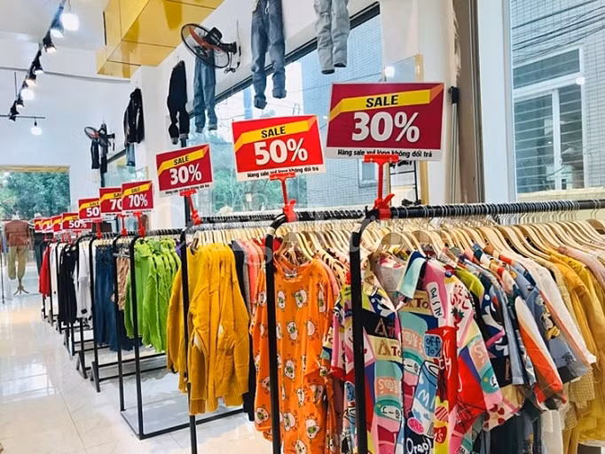 Thậm chí, nhiều cửa hàng giảm mạnh từ 30% - 50% - 80% hay mua 1 tặng 1.