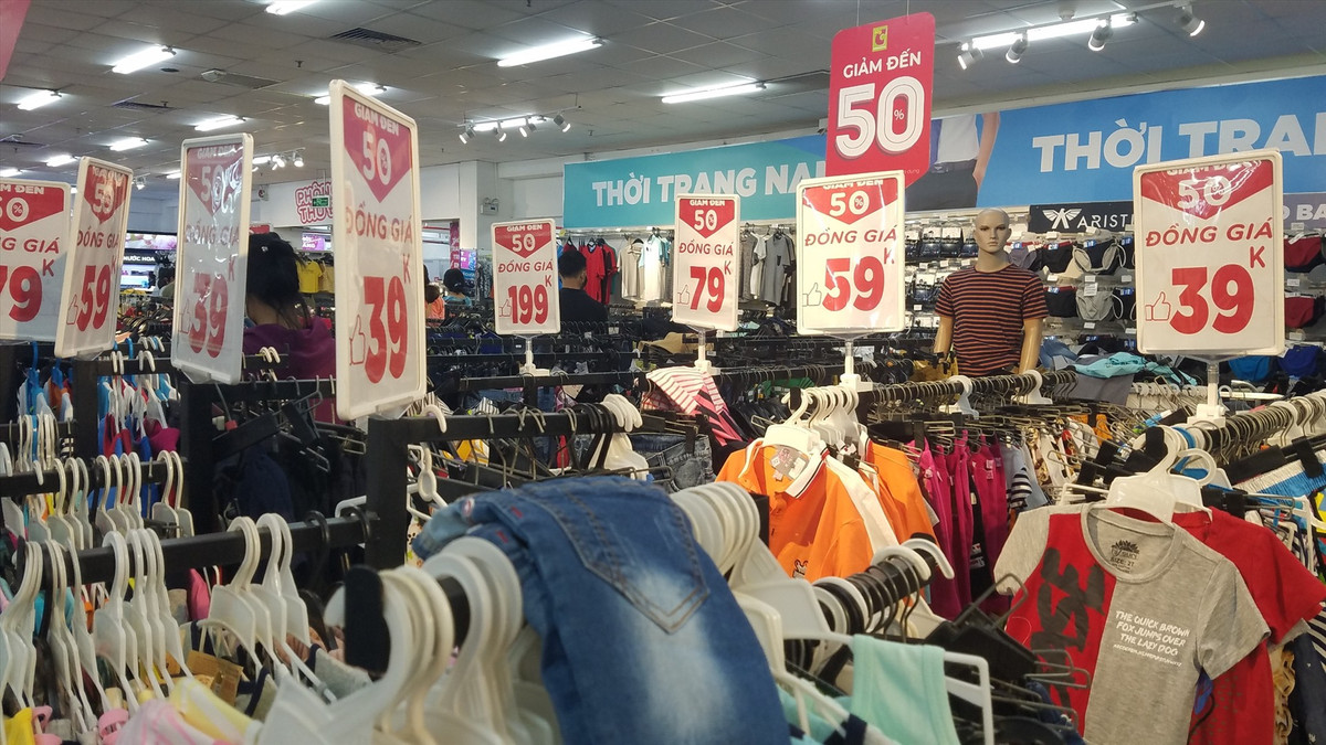 Theo vị Giám đốc sáng tạo một thương hiệu thời trang, các sản phẩm trong chương trình khuyến mại lớn không hẳn là hàng lỗi mốt, tồn kho.