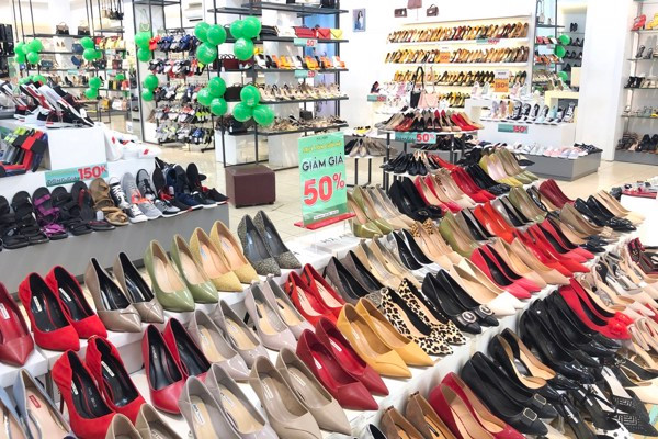 Theo một số nhân viên bán hàng, các chương trình ưu đãi mua 1 tặng 1 thực chất cũng chỉ là "mánh khóe". Bởi, sản phẩm được tặng có thể chỉ là đôi tất, dây buộc tóc, sản phẩm làm sạch giày...