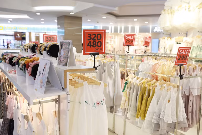 Ít ai biết, những lần khuyến mại lớn này là cơ hội lớn để các shop xả hàng tồn cũ, hàng hết size….