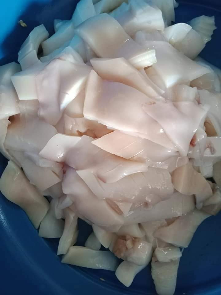 Người tiêu dùng nên mua hàng ở nơi uy tín để tránh tình huống thương lái ngâm nước cho mực lâu ngày để mực được nở ra, tăng trọng lượng bán được giá. Nguồn ảnh: Facebook