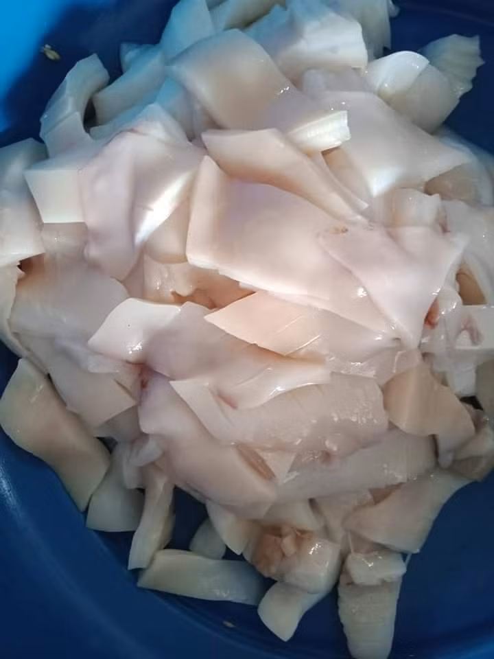 Người tiêu dùng nên mua hàng ở nơi uy tín để tránh tình huống thương lái ngâm nước cho mực lâu ngày để mực được nở ra, tăng trọng lượng bán được giá. Nguồn ảnh: Facebook