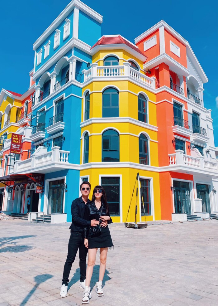 Căn biệt thự mới tậu của vợ chồng Đăng Khôi được thiết kế với nhiều màu sắc khác nhau.