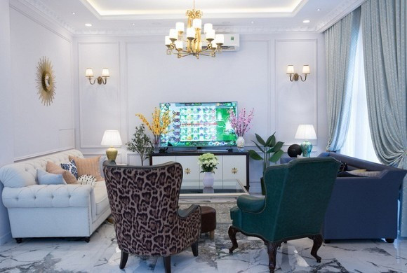 Phòng khách sang trọng và thoáng đãng.