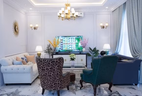 Phòng khách sang trọng và thoáng đãng.