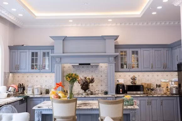 Nhà bếp bày trí sang trọng, dù không quá cầu kỳ nhưng vẫn toát lên vẻ xa hoa. Nguồn ảnh: FBNV.