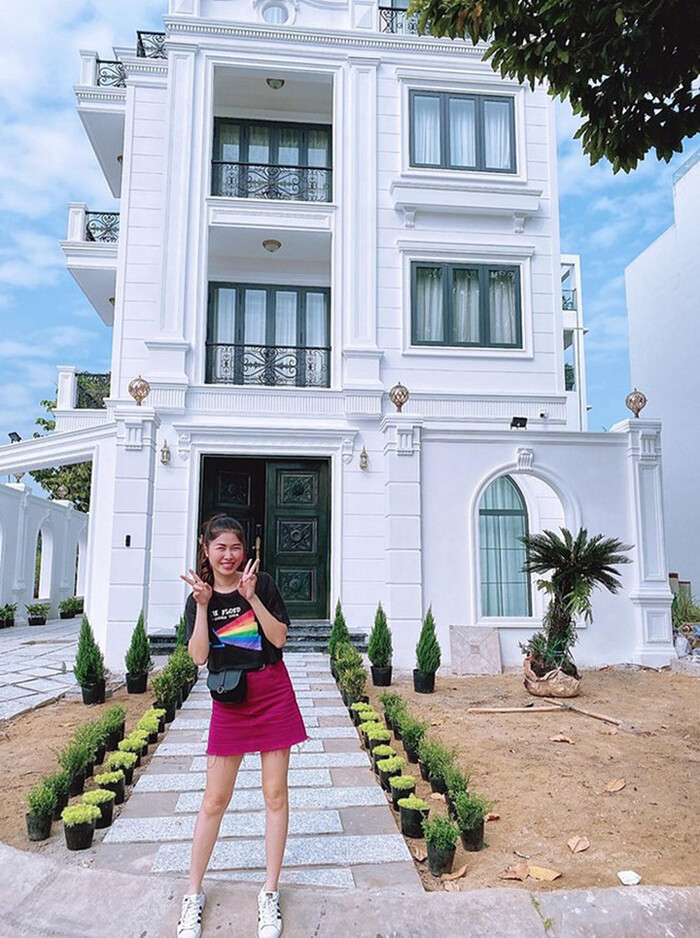 Sau 7 năm về chung một nhà, Đăng Khôi - Thủy Anh được đánh giá là cặp vợ chồng giàu có trong làng giải trí Việt khi sở hữu ngôi biệt thự trị giá khoảng 2 triệu USD tại quận 7 (TP.HCM).