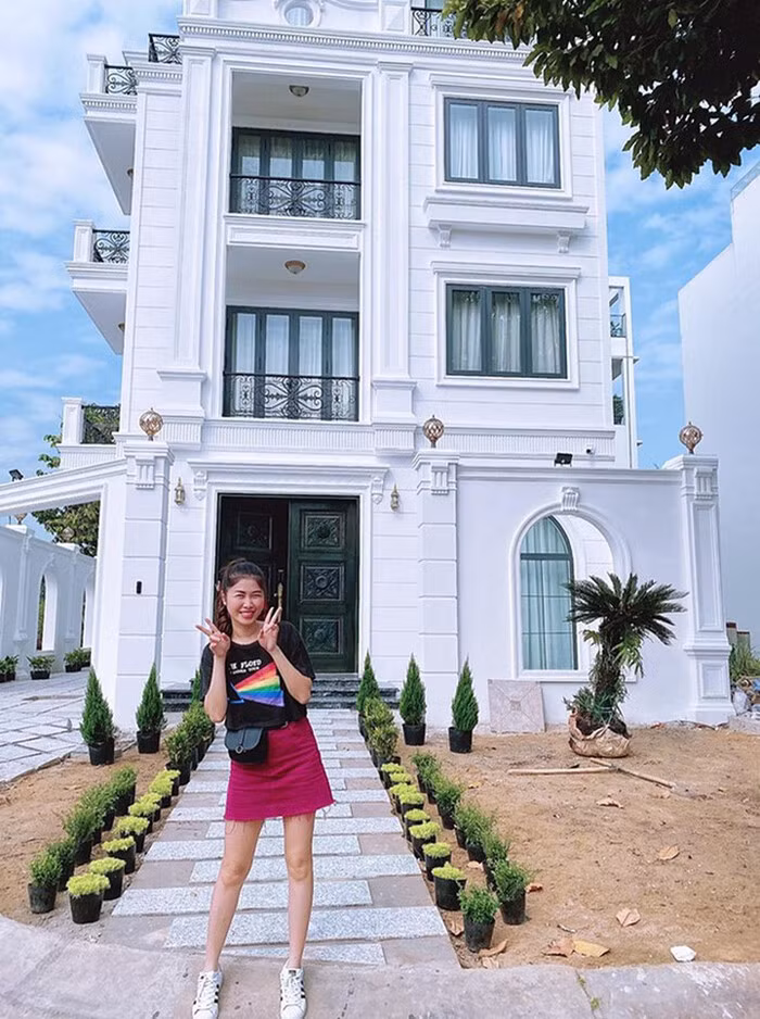 Sau 7 năm về chung một nhà, Đăng Khôi - Thủy Anh được đánh giá là cặp vợ chồng giàu có trong làng giải trí Việt khi sở hữu ngôi biệt thự trị giá khoảng 2 triệu USD tại quận 7 (TP.HCM).