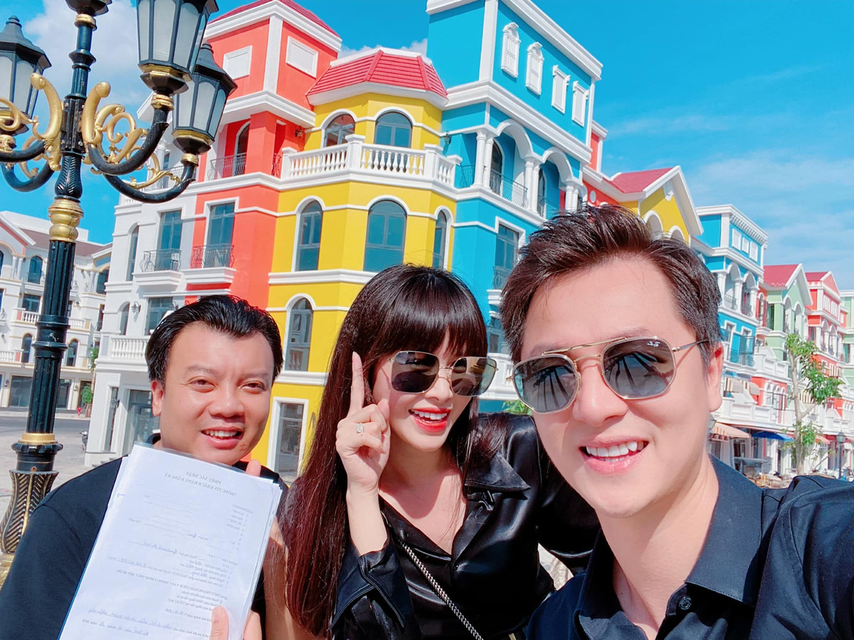 Mới đây trên trang cá nhân của mình, Đăng Khôi tiết lộ anh mới mua loạt biệt thự liền kề để tặng vợ nhân dịp 7 năm ngày cưới của hai vợ chồng.