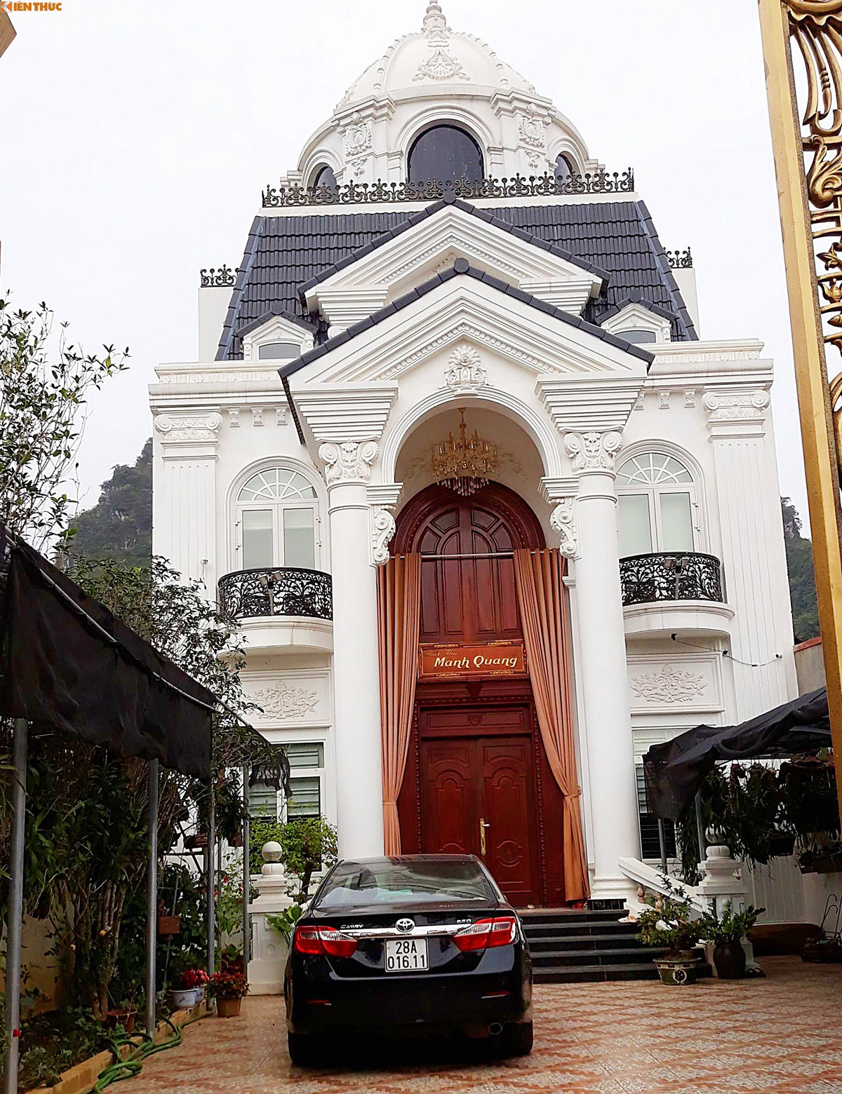 Đây là tòa biệt thự trắng tinh khôi giữa phố núi của đại gia Hòa Bình khiến ai đi qua cũng phải trầm trồ khen ngợi. Ảnh: Bảo Ngọc.