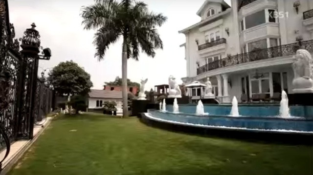 Bao quanh ngôi nhà là một hàng cây xanh. Bên trong biệt thự còn có sân tennis, bể bơi. Ảnh: KBS.