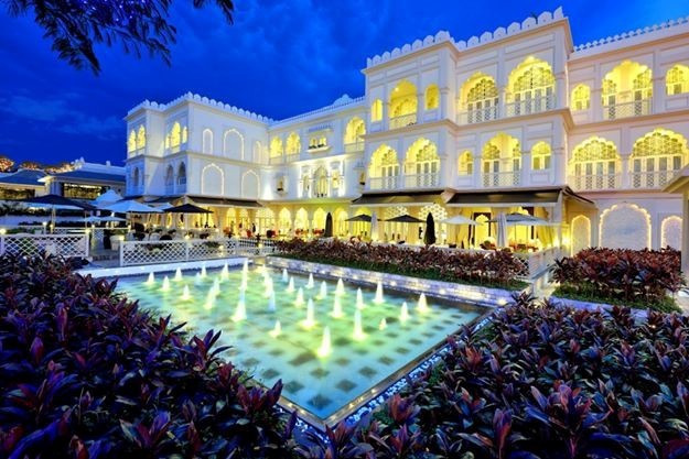 Toà lâu đài trắng này mang đậm dấu ấn Ấn Độ. Khi hoàn thành toà nhà này, ông Khải từng cho biết lâu đài này phải mất hơn 1.000 công nhân làm việc trong hai năm trời. Anh: Lao động.