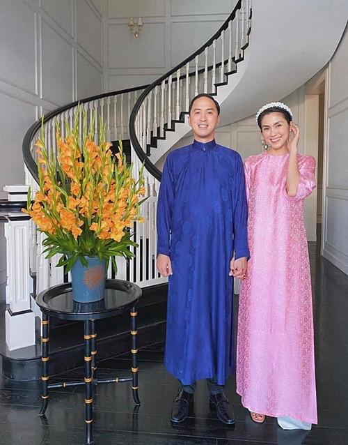 Cầu thang của căn biệt thự được thiết kế hình xoắn ốc. Ảnh; FBNV.