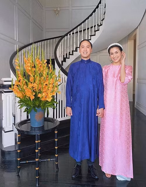 Cầu thang của căn biệt thự được thiết kế hình xoắn ốc. Ảnh; FBNV.