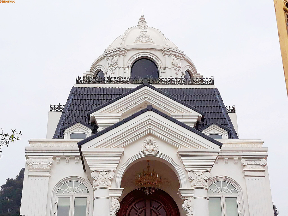 Ngôi biệt thự trắng được thiết kế theo phong cách cổ điển Pháp. Ảnh: Bảo Ngọc.