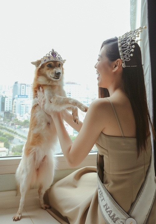 Căn hộ không có ban công, ngược lại có cửa kính lớn nhìn ra thành phố từ tầng 16. Ảnh: Ngoisao.