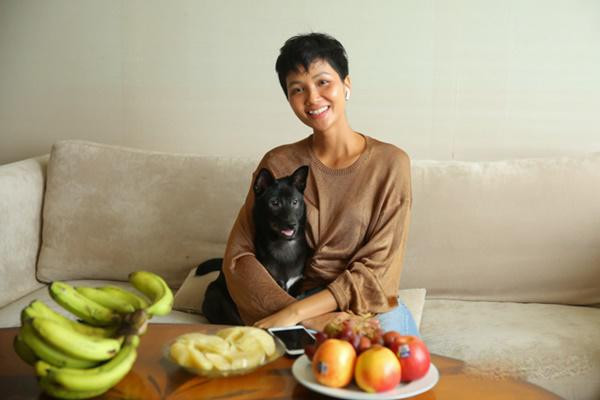 Sau khi đăng quang Hoa hậu Hoàn vũ Việt Nam 2017, H'Hen Niê chuyển về sống trong một căn hộ chung cư cao cấp tại quận Bình Thạnh, TP HCM. Đây là một trong những giải thưởng dành cho Hoa hậu và cô được sống ở căn hộ này trong hai năm nhiệm kỳ để thuận tiện cho công việc. Ảnh: FBNV.