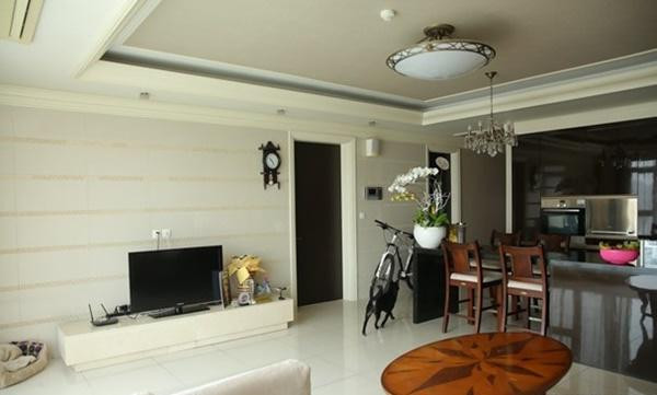 Tivi, sofa kê thấp tạo không gian phòng khách thêm rộng. Ảnh: FBNV.