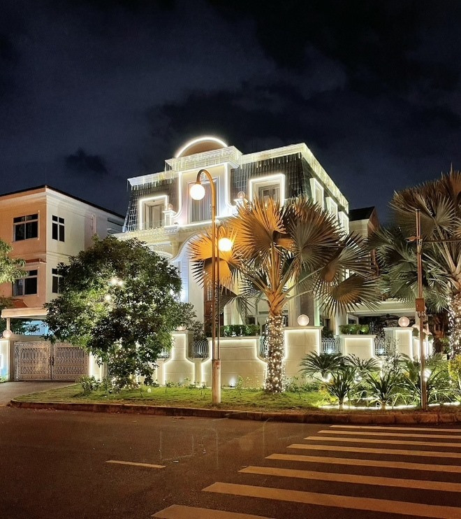 Bên ngoài biệt thự của của vợ chồng Bảo Thy tại TPHCM sáng rực một góc vào mùa Giáng sinh.