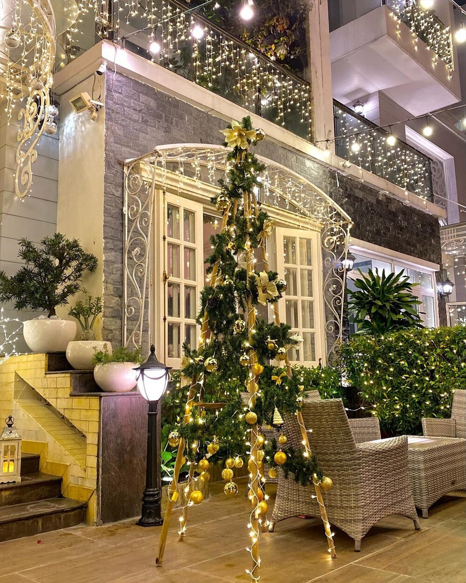 Hệ thống đèn chùm phủ quanh tổ ấm của gia đình Thúy Hạnh.