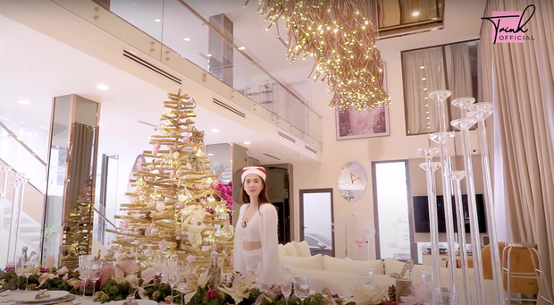 2020 là Giáng sinh đầu tiên Ngọc Trinh trang trí cho căn biệt thự 40 tỷ ở quận 9.