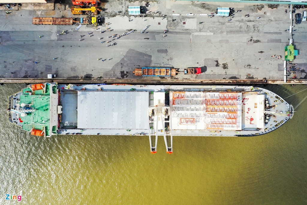 Các toa tàu được đặt trong khoang hàng.