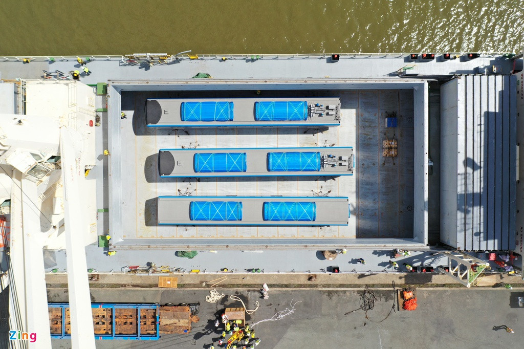 Hình ảnh đầu tiên của 3 toa tàu metro tại cảng Khánh Hội.