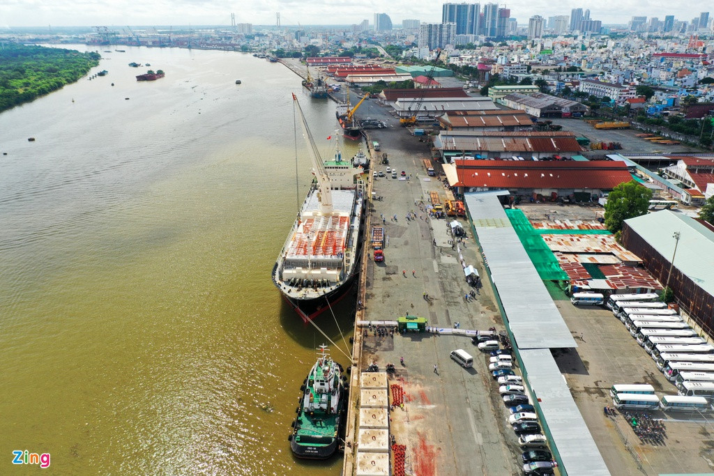 Tàu Bayani chở tàu metro số 1 cập cảng Khánh Hội lúc 8h. "Toàn bộ công tác chuẩn bị, bốc xếp 3 toa tàu diễn ra trong khoảng 8 tiếng", ông Nguyễn Quốc Hưng, Phó TGĐ cảng Sài Gòn, cho biết.