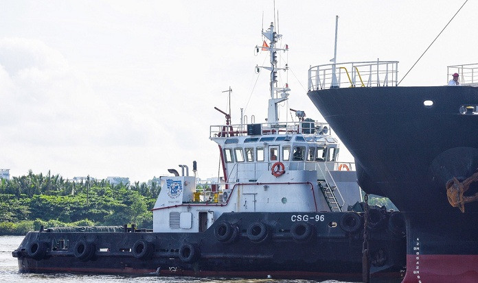 Tàu lai dắt đón ở gần cầu Phú Mỹ, theo luồng sông Lòng Tàu. Quãng đường lai dắt khoảng 15 km.