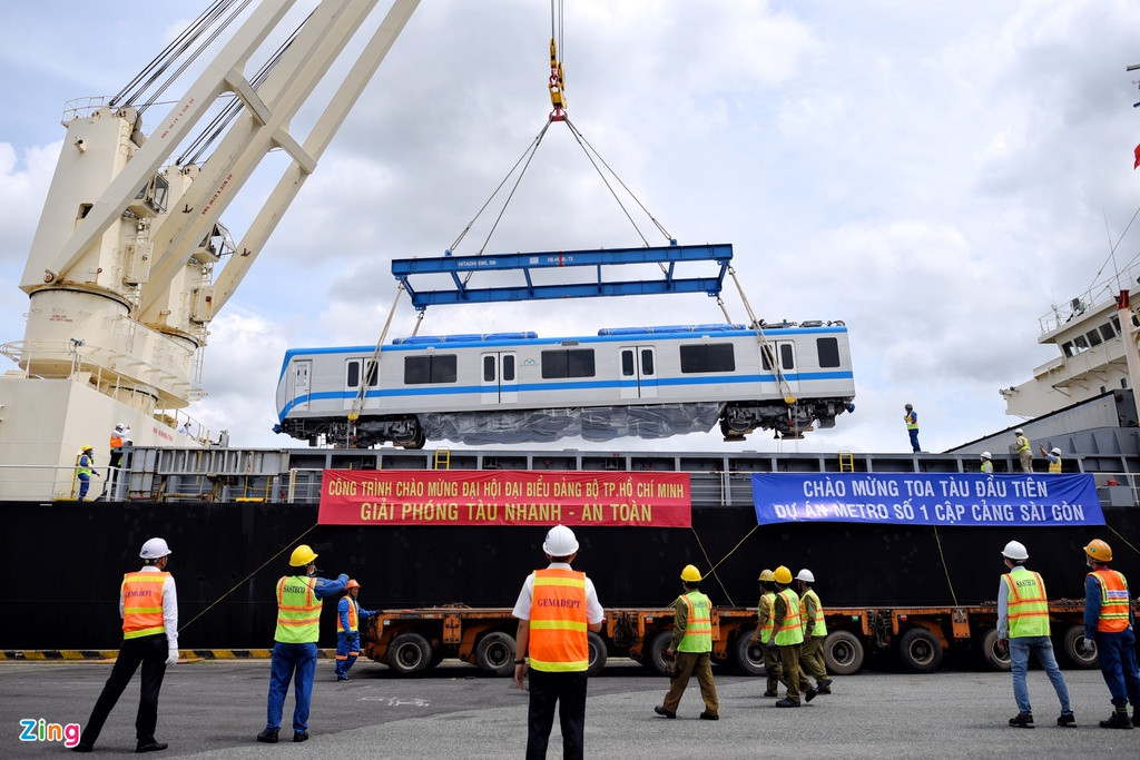 Hơn 100 chuyên gia, kỹ sư, công nhân tham gia công tác hạ tải đoàn tàu.