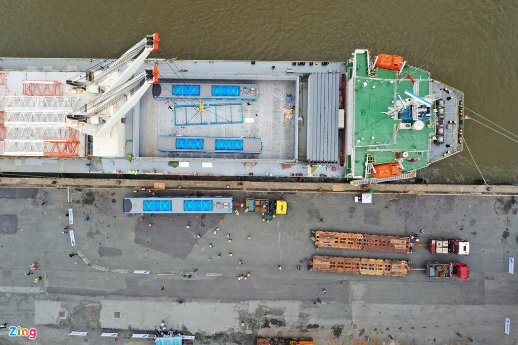 Toa tàu metro đầu tiên được hạ cẩu an toàn xuống rơ-moóc của xe siêu trường.