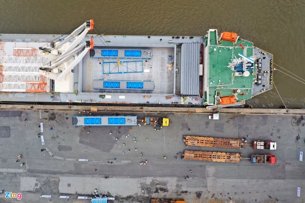 Toa tàu metro đầu tiên được hạ cẩu an toàn xuống rơ-moóc của xe siêu trường.