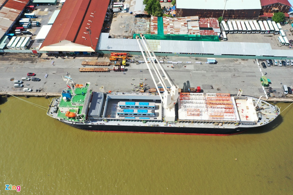 9h30, nắp khoang hàng chứa tàu metro đã được mở.