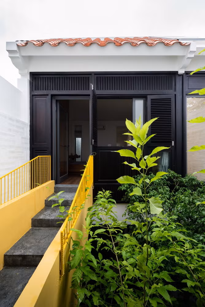 Một cây cầu thép màu vàng để kết nối phòng thờ với khu vườn bên ngoài, điểm nhấn là một không gian trống ở mặt tiền phía trước. Nó đặc trưng cho những ngôi nhà ống cổ kính của phố cổ Hà Nội.