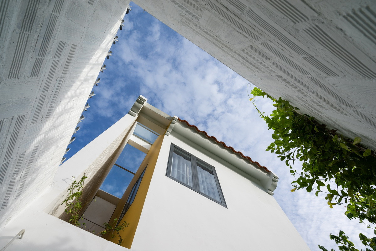 Nhà có đến 4 mặt tiền khác nhau tạo nên những không gian xen kẽ nhau như những giếng trời, mang đến cảm xúc khác biệt.