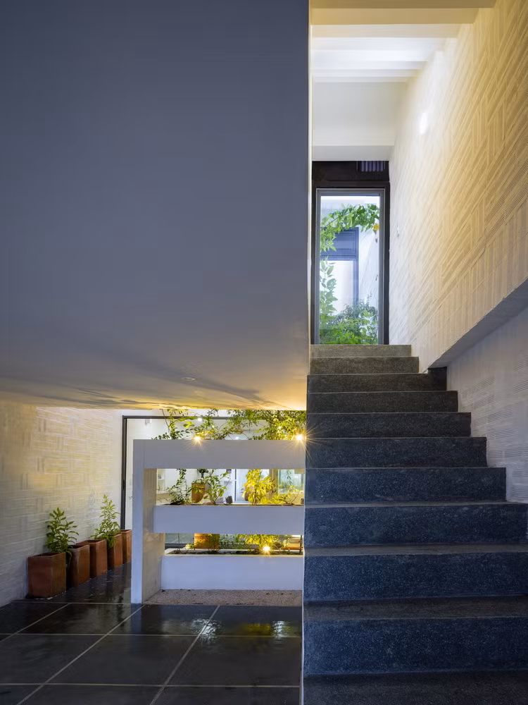 Giải pháp thiết kế này giúp con người như hòa mình vào thiên nhiên, chạm tay vào cây cỏ, hoa lá cho dù ở bất kỳ không gian nào, thậm chí khi đi trên những cây cầu nhỏ “chênh vênh”.