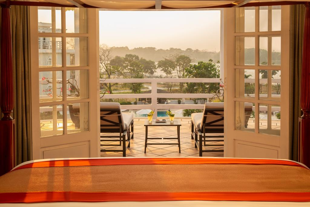 Azerai La Residence Huế mang kiến trúc biệt thự kiểu thuộc địa cổ điển trải dài trên 200 m bờ Sông Hương thơ mộng. Ảnh: Booking.