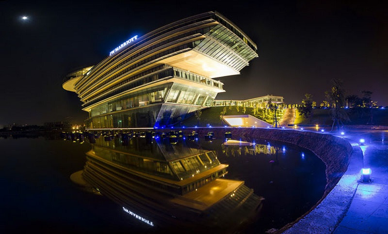 Khách sạn JW Marriott Hà Nội có hồ bơi trong nhà lấp lánh, các địa điểm hội họp và 2 phòng khiêu vũ, 5 nhà hàng trong khuôn viên và trung tâm spa đầy đủ dịch vụ. Ảnh: Zing.