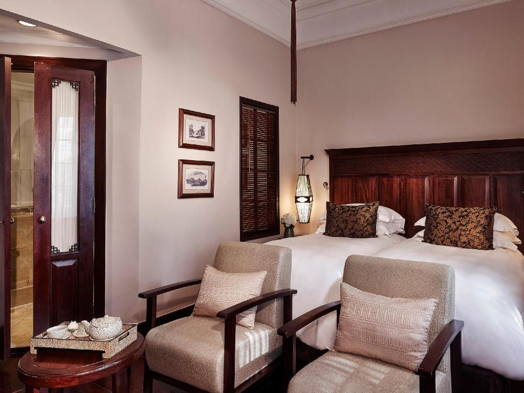 Khách sạn chia làm 2 khu gồm khu Metropole cổ và khu Metropole mới với 364 phòng, trong đó có 32 phòng dạng căn hộ. Nội thất bên trong được trang trí theo phong cách cổ điển Pháp kết hợp họa tiết phương Đông lịch lãm. Ảnh: Agoda.